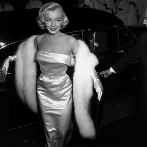 Marilyn Monroe 1954 silk tight dress fur stole